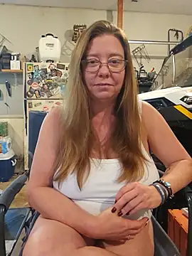 Snapshot of MsShelby40 chatting on 08-05-26, 05:49 MsShelby40 online show from 08-05-26, 05:49