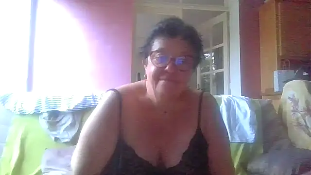 Snapshot of Vandeae44 chatting on 06-15-26, 07:38 Vandeae44 online show from 06-15-26, 07:38