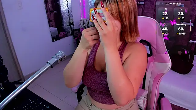 Snapshot of AlessiaDouce chatting on 02-12-25, 08:29 AlessiaDouce online show from 02-12-25, 08:29