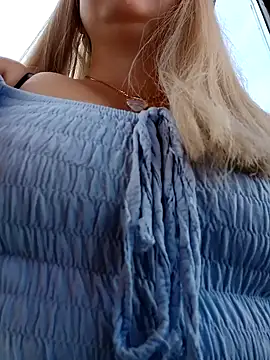 Snapshot of madelaine- chatting on 12-19-24, 07:40 madelaine- online show from 12-19-24, 07:40