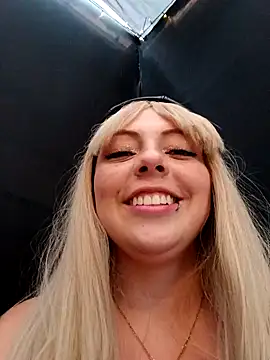 Snapshot of madelaine- chatting on 12-19-24, 10:42 madelaine- online show from 12-19-24, 10:42