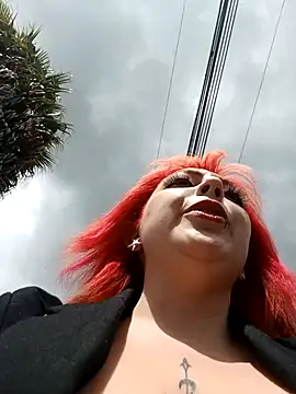 Snapshot of madelaine- chatting on 01-29-25, 07:11 madelaine- online show from 01-29-25, 07:11