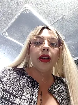 Snapshot of madelaine- chatting on 02-25-25, 07:36 madelaine- online show from 02-25-25, 07:36