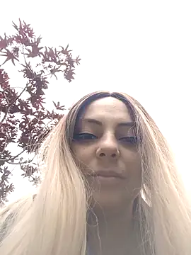 Snapshot of madelaine- chatting on 10-05-25, 06:28 madelaine- online show from 10-05-25, 06:28