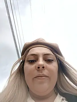 Snapshot of madelaine- chatting on 10-08-25, 07:00 madelaine- online show from 10-08-25, 07:00