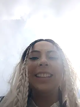 Snapshot of madelaine- chatting on 10-16-25, 07:04 madelaine- online show from 10-16-25, 07:04