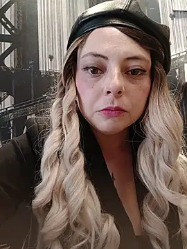 Snapshot of madelaine- chatting on 10-27-25, 08:02 madelaine- online show from 10-27-25, 08:02