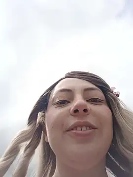 Snapshot of madelaine- chatting on 10-28-25, 06:54 madelaine- online show from 10-28-25, 06:54