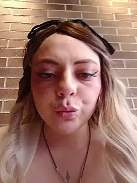 Snapshot of madelaine- chatting on 10-29-25, 06:53 madelaine- online show from 10-29-25, 06:53