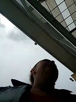 Snapshot of madelaine- chatting on 10-31-25, 04:08 madelaine- online show from 10-31-25, 04:08