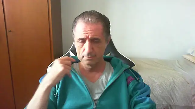Snapshot of lliuk70mi chatting on 04-29-26, 01:04 lliuk70mi online show from 04-29-26, 01:04