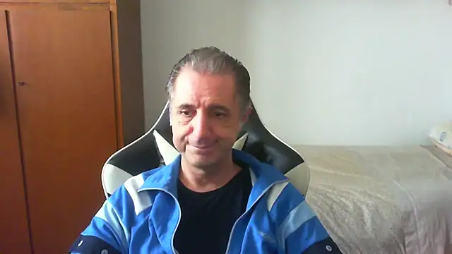Snapshot of lliuk70mi chatting on 05-03-26, 01:06 lliuk70mi online show from 05-03-26, 01:06