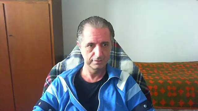 Snapshot of lliuk70mi chatting on 05-10-26, 12:43 lliuk70mi online show from 05-10-26, 12:43