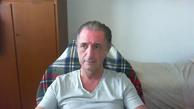 Snapshot of lliuk70mi chatting on 05-12-26, 12:35 lliuk70mi online show from 05-12-26, 12:35