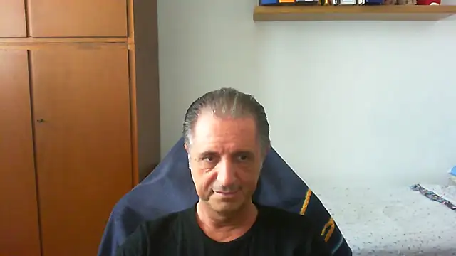Snapshot of lliuk70mi chatting on 06-08-26, 11:32 lliuk70mi online show from 06-08-26, 11:32