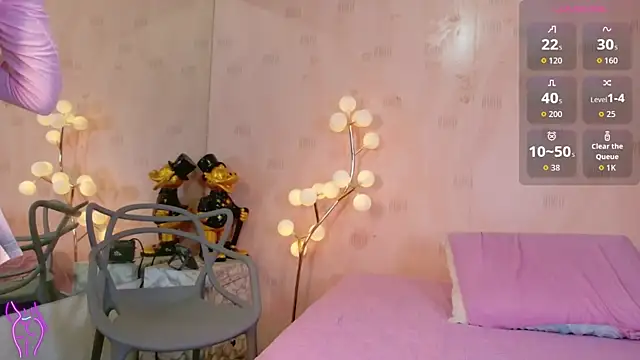 Snapshot of littleebonymommy chatting on 04-24-26, 07:49 littleebonymommy online show from 04-24-26, 07:49