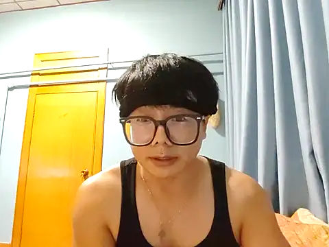 Snapshot of handsome1069 chatting on 10-15-25, 04:18 handsome1069 online show from 10-15-25, 04:18
