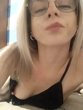 Snapshot of Butterfly_Lily chatting on 12-22-24, 01:22 Butterfly Lily online show from 12-22-24, 01:22
