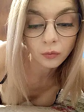 Snapshot of Butterfly_Lily chatting on 01-07-25, 01:24 Butterfly Lily online show from 01-07-25, 01:24
