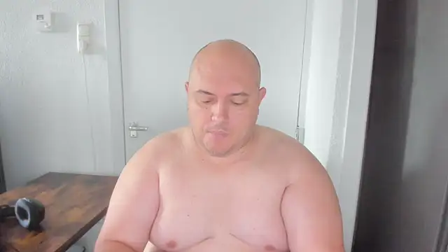 Snapshot of BigromeoXX chatting on 01-12-25, 10:12 BigromeoXX online show from 01-12-25, 10:12