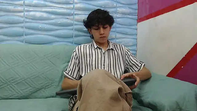 Snapshot of Felipe_Browns chatting on 12-22-24, 01:55 Felipe Browns online show from 12-22-24, 01:55