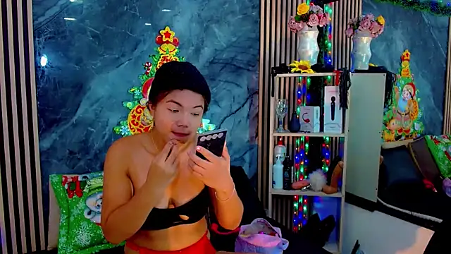 Snapshot of Isalombardi chatting on 12-18-25, 04:07 Isalombardi online show from 12-18-25, 04:07