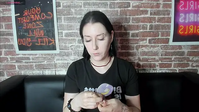 Snapshot of adell_berry chatting on 03-15-25, 02:03 adell berry online show from 03-15-25, 02:03