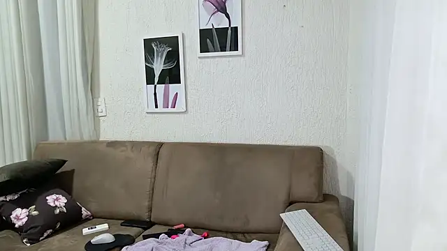 Snapshot of Blue_butterfly chatting on 01-26-25, 01:20 Blue butterfly online show from 01-26-25, 01:20