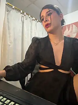 Snapshot of misstresbigcockts chatting on 10-11-25, 04:38 misstresbigcockts online show from 10-11-25, 04:38