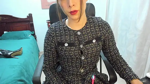 Snapshot of misstresbigcockts chatting on 11-07-25, 11:32 misstresbigcockts online show from 11-07-25, 11:32