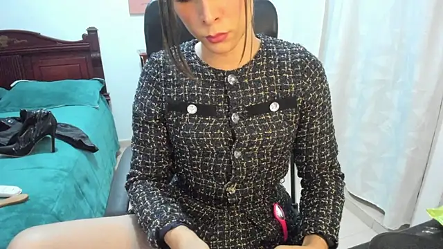 Snapshot of misstresbigcockts chatting on 11-08-25, 11:10 misstresbigcockts online show from 11-08-25, 11:10