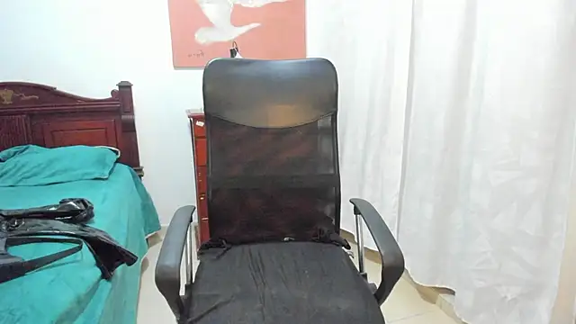 Snapshot of misstresbigcockts chatting on 11-15-25, 10:01 misstresbigcockts online show from 11-15-25, 10:01