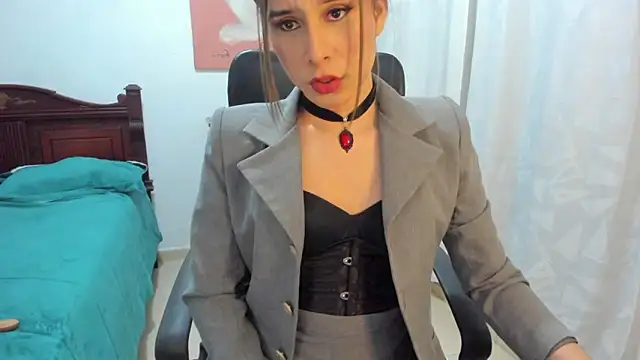 Snapshot of misstresbigcockts chatting on 11-19-25, 10:10 misstresbigcockts online show from 11-19-25, 10:10