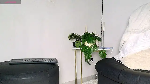 Snapshot of Alba_Olimpo chatting on 04-25-26, 05:21 Alba Olimpo online show from 04-25-26, 05:21