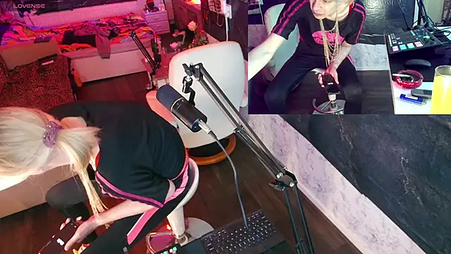 Snapshot of Doggyray44 chatting on 12-21-24, 04:25 Doggyray44 online show from 12-21-24, 04:25