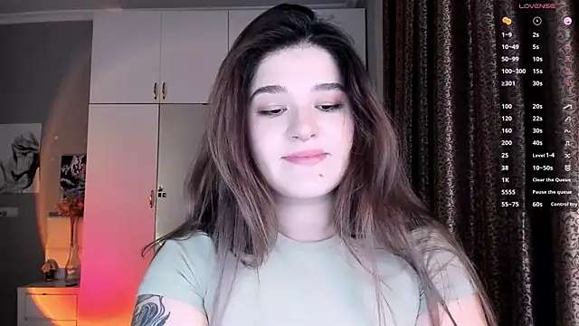 Snapshot of July_Slowdive chatting on 03-20-25, 02:10 July Slowdive online show from 03-20-25, 02:10