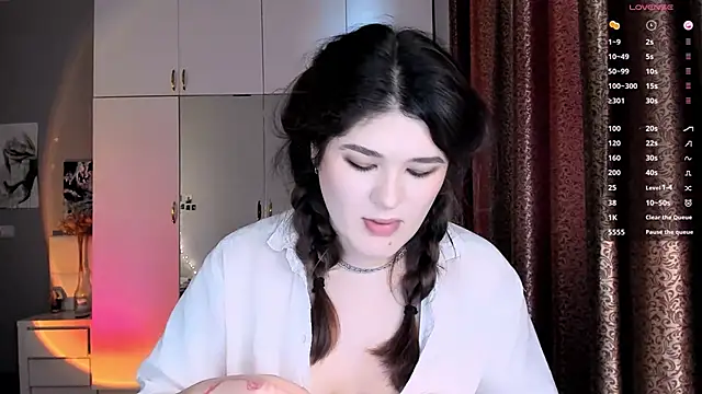 Snapshot of July_Slowdive chatting on 03-21-25, 10:39 July Slowdive online show from 03-21-25, 10:39