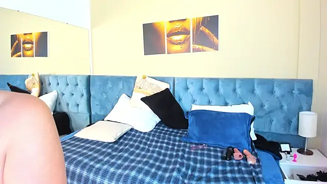 Snapshot of Sam_and_molly_ chatting on 12-01-24, 10:43 Sam and molly online show from 12-01-24, 10:43