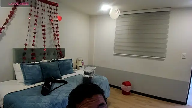 Snapshot of Sam_and_molly_ chatting on 02-18-25, 07:09 Sam and molly online show from 02-18-25, 07:09