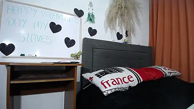 Snapshot of DOMINANT_TEACHER_KAROL chatting on 02-18-25, 02:16 DOMINANT TEACHER KAROL online show from 02-18-25, 02:16