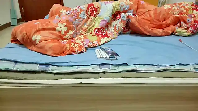 Snapshot of huzi518 chatting on 10-21-25, 12:06 huzi518 online show from 10-21-25, 12:06