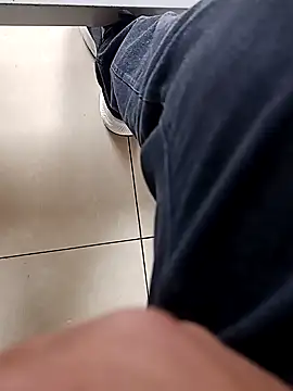 Snapshot of huzi518 chatting on 11-11-25, 08:36 huzi518 online show from 11-11-25, 08:36