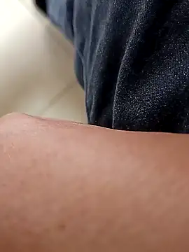 Snapshot of huzi518 chatting on 11-24-25, 08:47 huzi518 online show from 11-24-25, 08:47