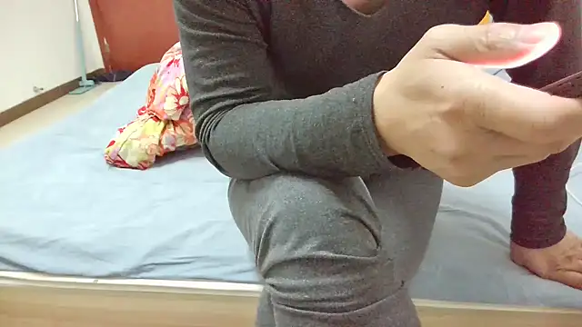 Snapshot of huzi518 chatting on 12-16-25, 06:35 huzi518 online show from 12-16-25, 06:35