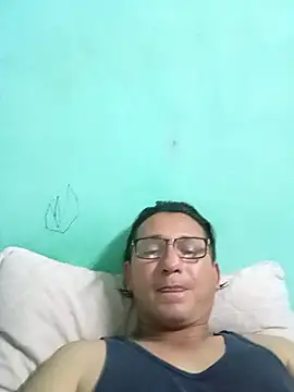 Snapshot of Andresguz35 chatting on 06-14-26, 04:14 Andresguz35 online show from 06-14-26, 04:14
