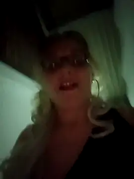 Snapshot of Fenix_528 chatting on 11-15-25, 02:42 Fenix 528 online show from 11-15-25, 02:42