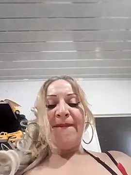 Snapshot of Fenix_528 chatting on 11-30-25, 12:36 Fenix 528 online show from 11-30-25, 12:36