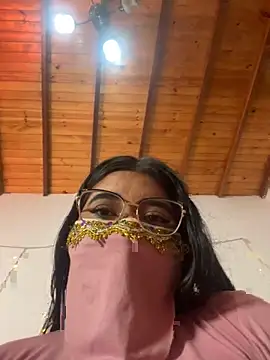 Maisa issa online show from 11-18-25, 02:21