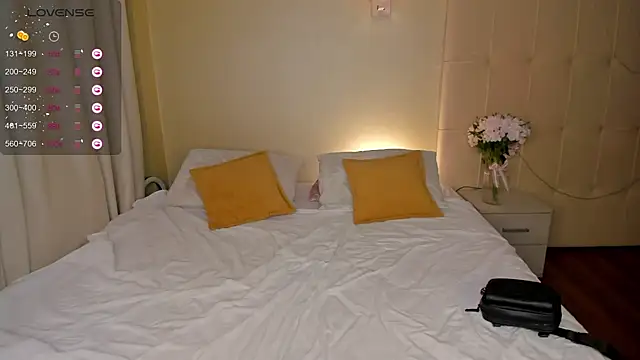 Snapshot of Emma__Leee chatting on 02-07-25, 01:04 Emma Leee online show from 02-07-25, 01:04