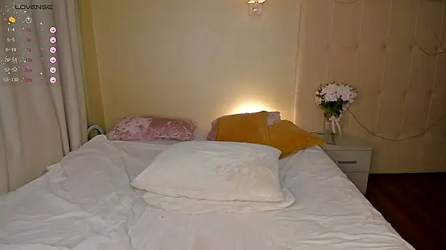 Snapshot of Emma__Leee chatting on 02-07-25, 04:16 Emma Leee online show from 02-07-25, 04:16